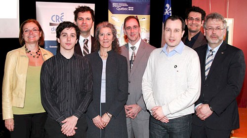 De gauche &Atilde;&nbsp; droite :  Mme Marie-Claire Dumas (directrice g&Atilde;&copy;n&Atilde;&copy;rale de la Conf&Atilde;&copy;rence r&Atilde;&copy;gionale des &Atilde;&copy;lus de Montr&Atilde;&copy;al), M. Vincent Audette-Chapdelaine (responsable du calendrier Le Mur Mitoyen et directeur g&Atilde;&copy;n&Atilde;&copy;ral de l&acirc;entreprise d&acirc;&Atilde;&copy;conomie sociale Espace Temps), M. J&Atilde;&copy;r&Atilde;&acute;me Unterberg (sous-ministre adjoint &Atilde;&nbsp; la m&Atilde;&copy;tropole, minist&Atilde;&uml;re des Affaires municipales des R&Atilde;&copy;gions et de l&acirc;Occupation du territoire (MAMROT)), Mme &Atilde;dith Cyr (pr&Atilde;&copy;sidente du Comit&Atilde;&copy; d&acirc;&Atilde;&copy;conomie sociale de l&acirc;&Atilde;le de Montr&Atilde;&copy;al et membre du comit&Atilde;&copy; ex&Atilde;&copy;cutif de la Conf&Atilde;&copy;rence r&Atilde;&copy;gionale des &Atilde;&copy;lus de Montr&Atilde;&copy;al),  M. R&Atilde;&copy;al M&Atilde;&copy;nard (maire de l&acirc;arrondissement Mercier&acirc;Hochelaga-Maisonneuve), M. Laurent Maisonnave (pr&Atilde;&copy;sident du conseil d&acirc;administration de l&acirc;entreprise d&acirc;&Atilde;&copy;conomie sociale &Atilde;le sans fil), M. Jean S&Atilde;&copy;bastien Dufresne (pr&Atilde;&copy;sident du Forum jeunesse de l&acirc;&Atilde;&reg;le de Montr&Atilde;&copy;al) et M. Jean Therrien (directeur du D&Atilde;&copy;veloppement &Atilde;&copy;conomique, Conf&Atilde;&copy;rence r&Atilde;&copy;gionale des &Atilde;&copy;lus de Montr&Atilde;&copy;al).
